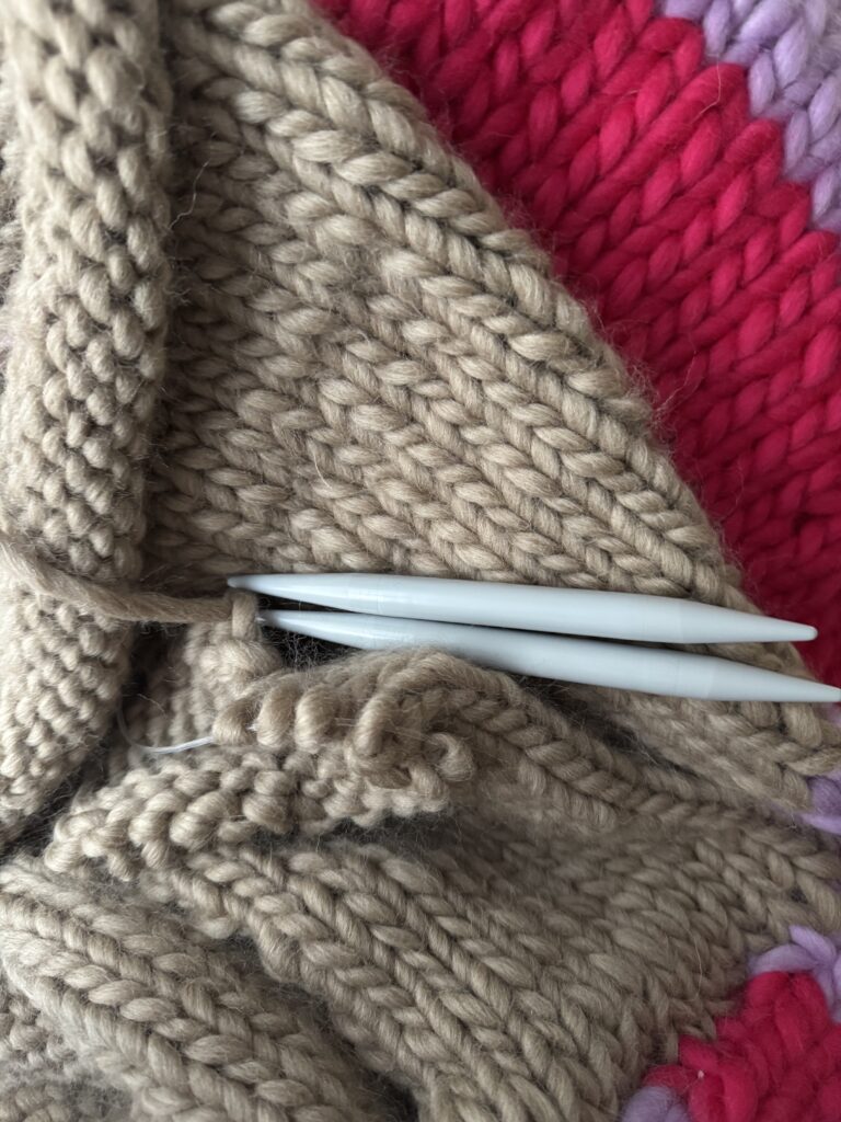 Alakul az első kézműves pulóver