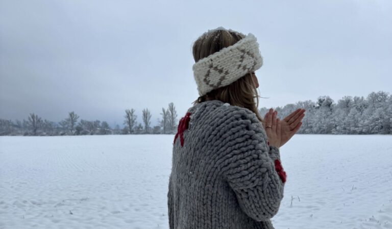 A KÉZZEL KÖTÖTT GYAPJÚ PULÓVER VARÁZSA